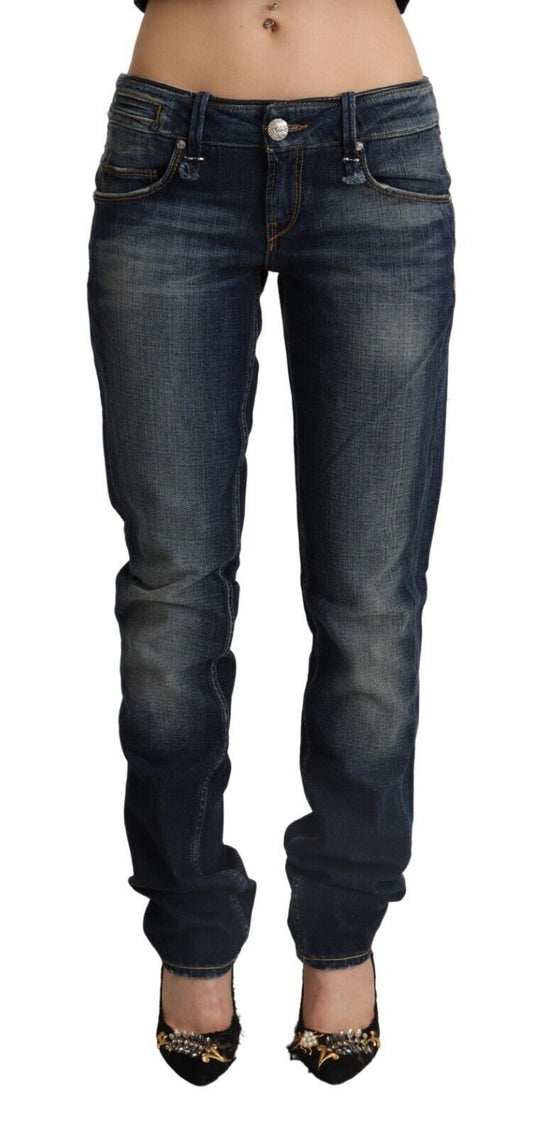 Acht dunkelblau gewaschene Baumwoll -Denim -Jeans mit niedriger Taille